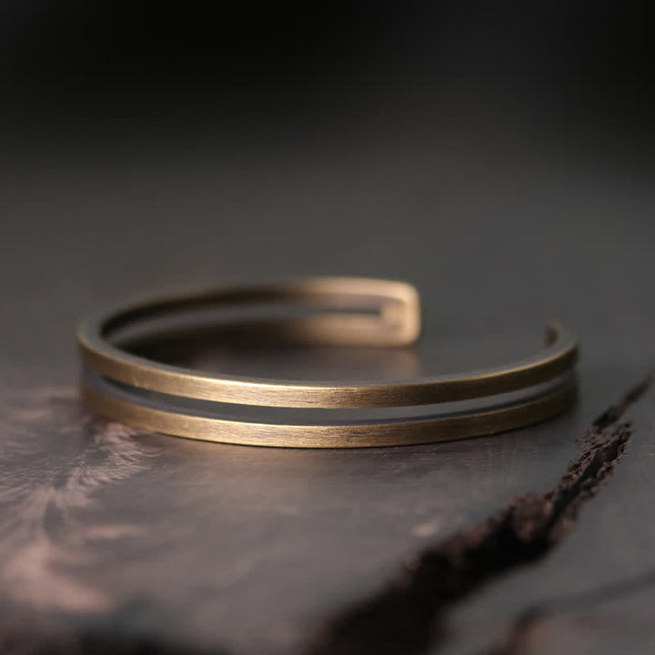 Kupfer Viking Manschette Armband auf Holzoberfläche elegant glänzend