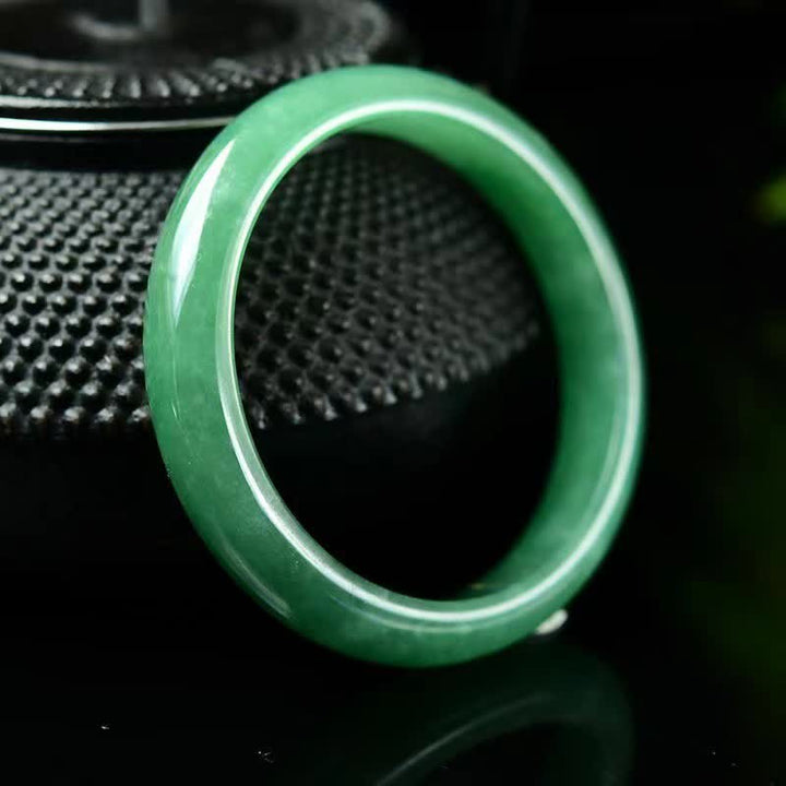 Grünes Jade Armband elegant glänzend Schutz und Heilung Naturstein