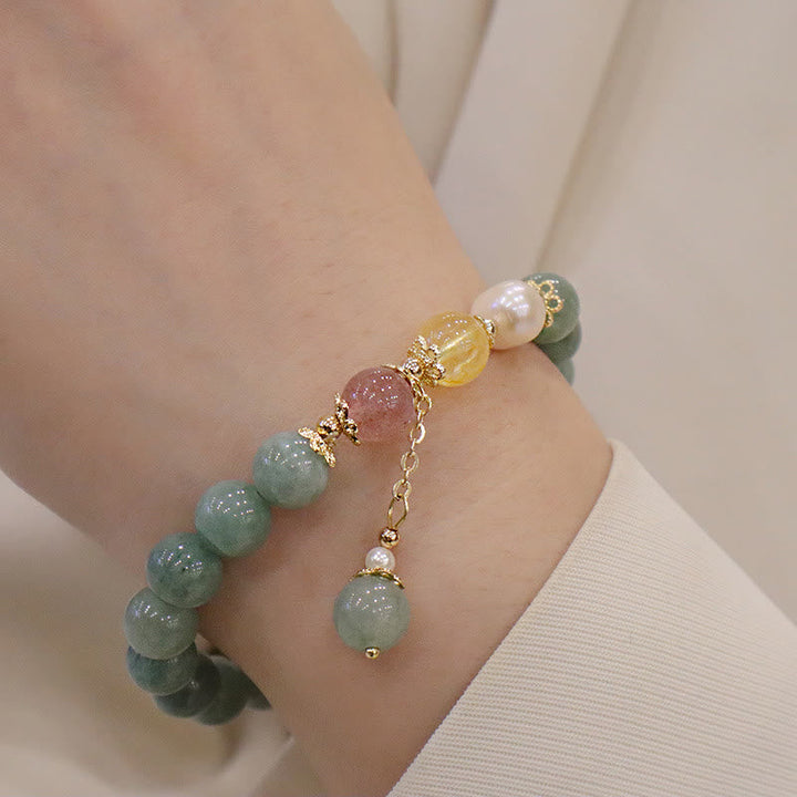 Armband Erdbeerquarz Perle Naturstein grün Glück Fülle elegant Handgelenk getragen
