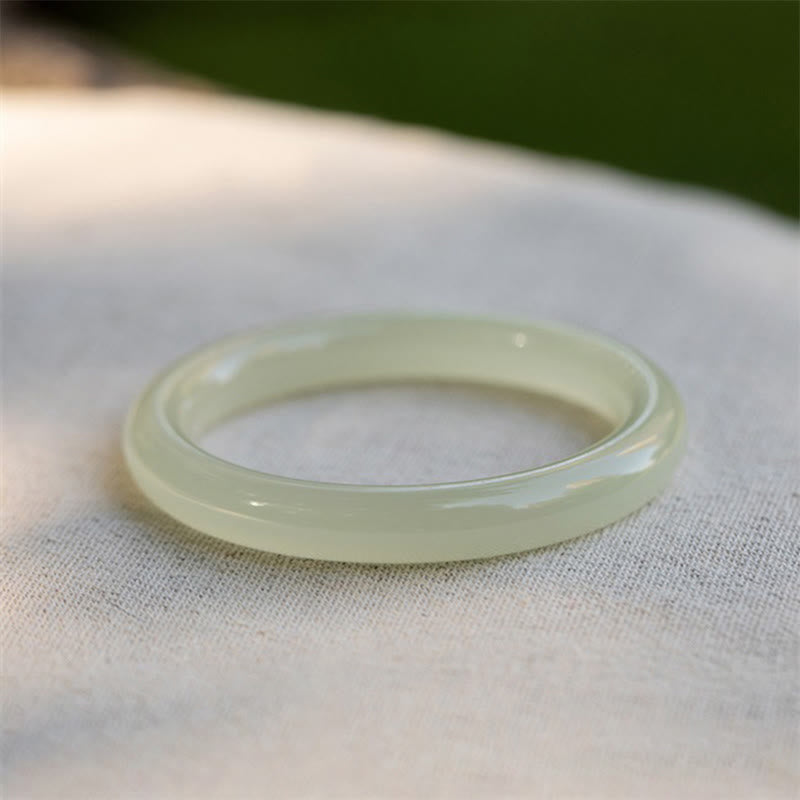 Hellgrünes Jade Armband – Fülle elastisch auf hellem Untergrund