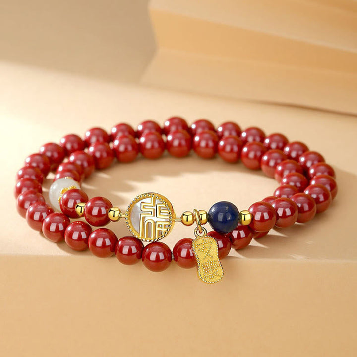Rotes Zinnober Armband mit goldenem Fu-Zeichen Anhänger elastisch.