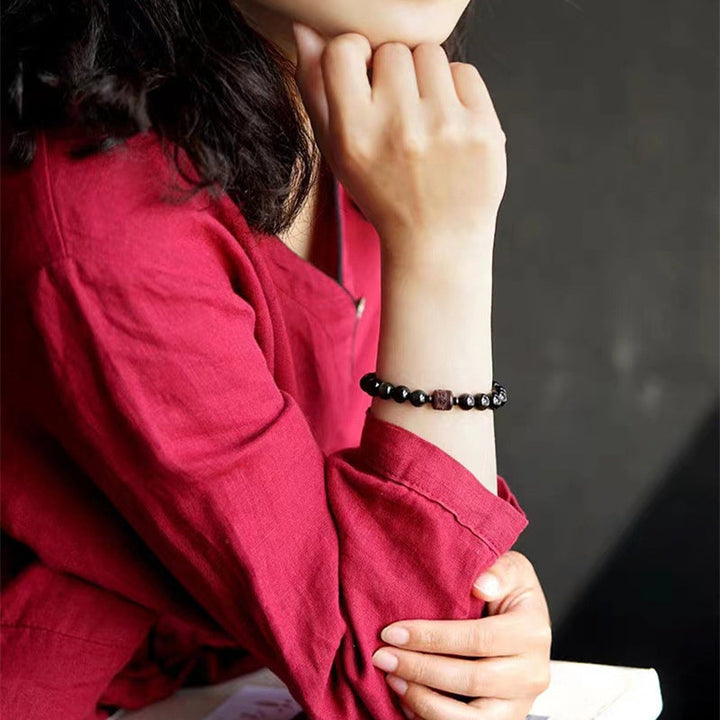 Armband Obsidian Om Mani Padme Hum Heilung schwarze Perlen Handgelenk getragen