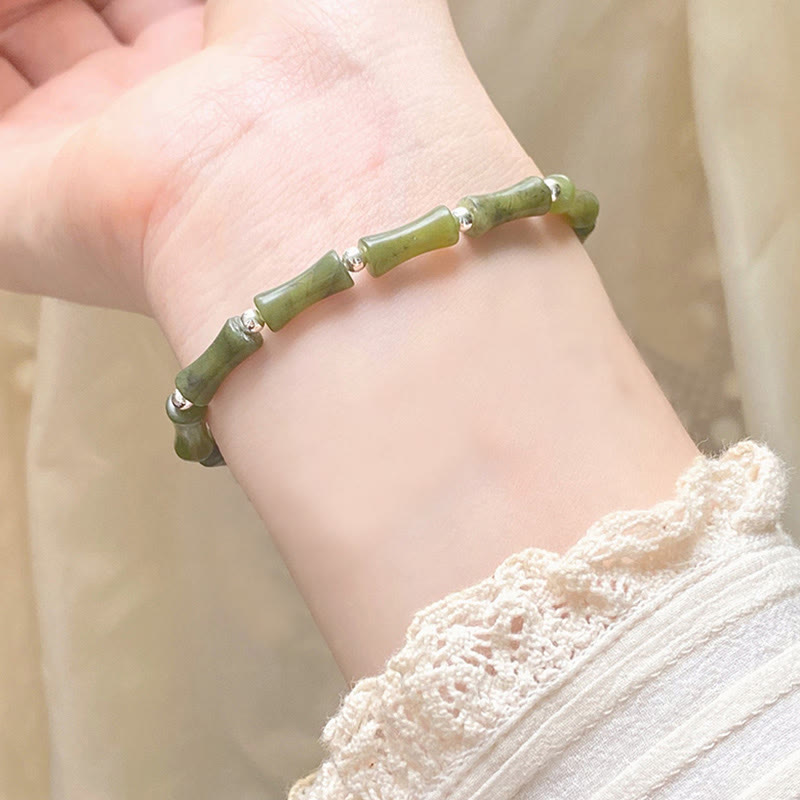 Jade Armband 925 Silber grüne Natursteine elastisch am Handgelenk getragen