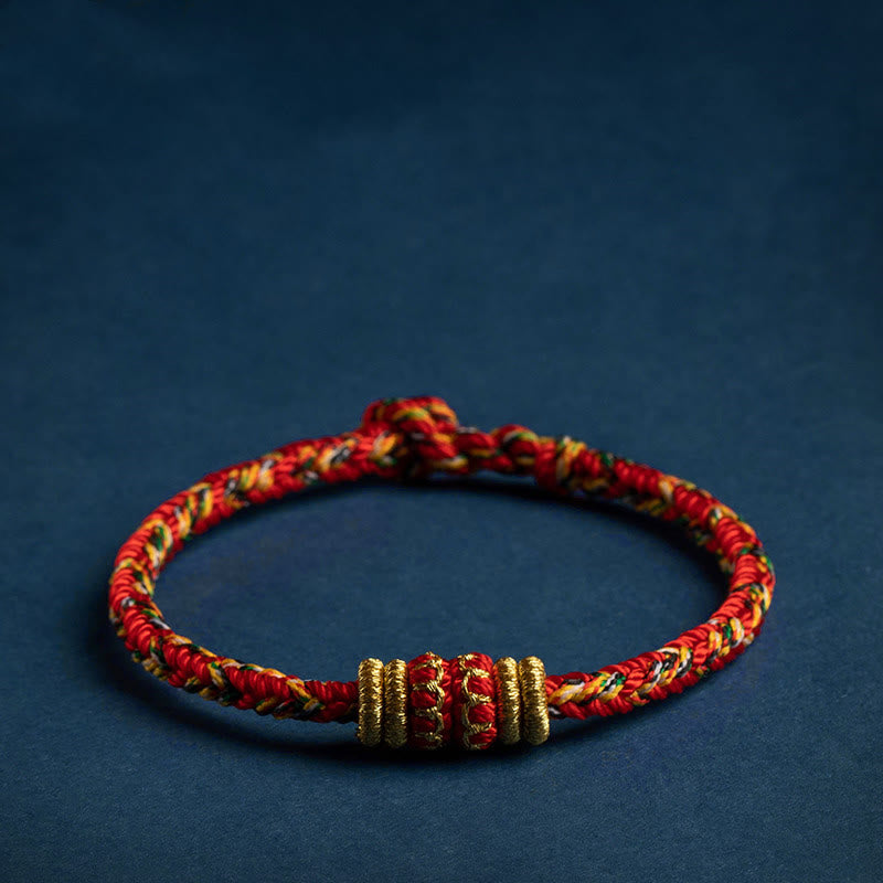 Rotes Schutzbuddha Armband mit goldenen Perlen Glück und Stärke.