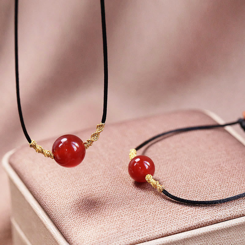 Armband Roter Achat – Balance mit goldenem Charm elastisch getragen
