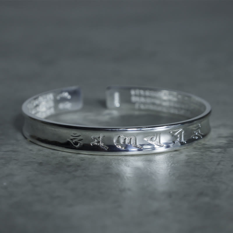 Armband Tibet Mantra Weiß Kupfer Silber graviert Flachlage Detail