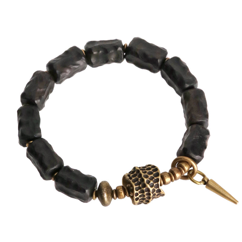 Schwarzes Ebenholz Armband Kupfer mit Schutz Spike elegant getragen.