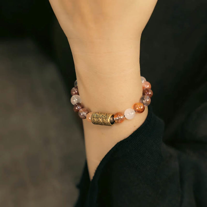 Armband Weißer Kristall – Schutz mit braunen Steinen am Handgelenk getragen