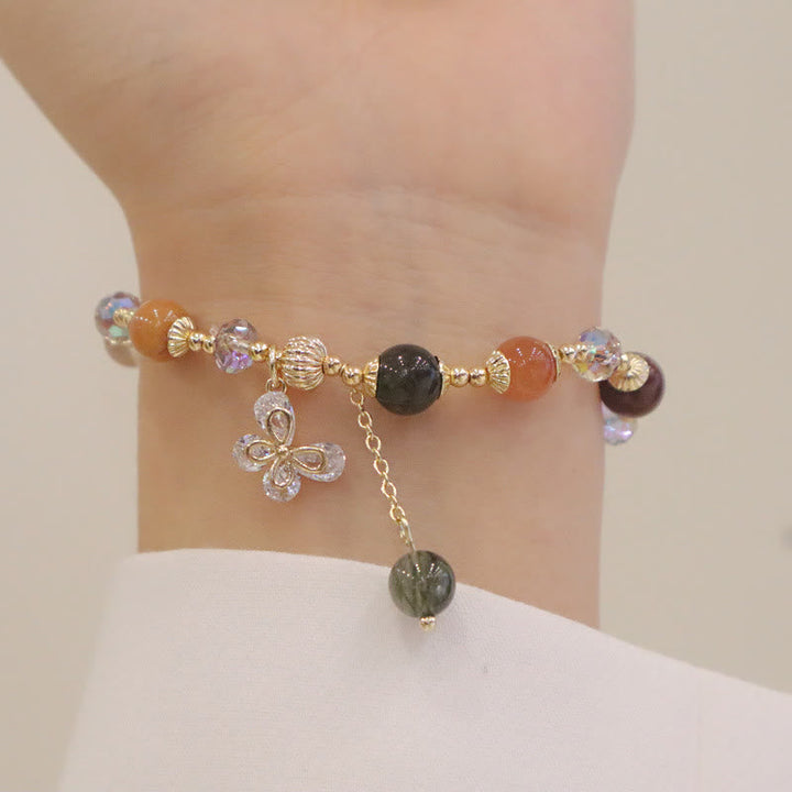 Armband Kristall Schmetterling mit Perlen am Handgelenk getragen elegant