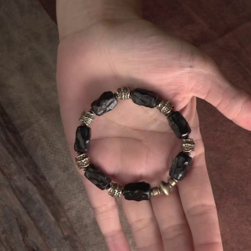 Schwarzes Ebenholz Armband mit silbernen Perlen am Handgelenk getragen