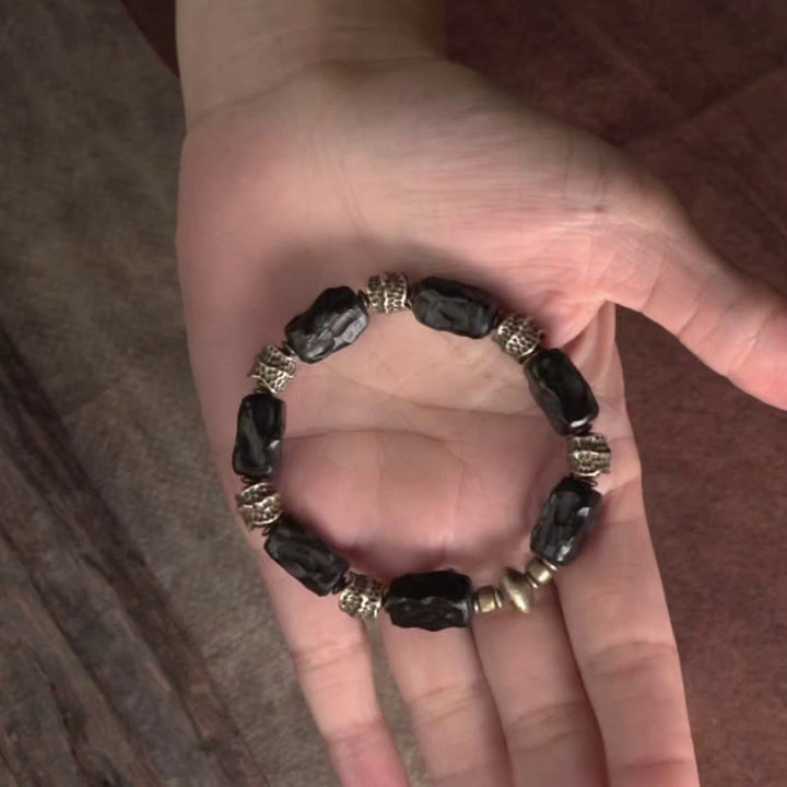 Schwarzes Ebenholz Armband mit silbernen Perlen am Handgelenk getragen