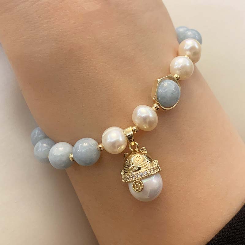Armband Aquamarin Perle Katze am Handgelenk, blaugrau weiß Gold Charm