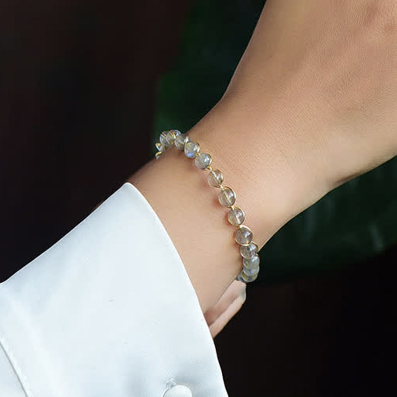 Mondstein Armband am Handgelenk getragen, transparente Perlen Heilung Armband