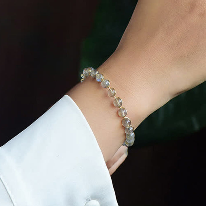 Mondstein Armband am Handgelenk getragen, transparente Perlen Heilung Armband