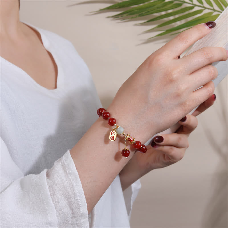 Armband Roter Achat Jade am Handgelenk mit roten Perlen und Charm