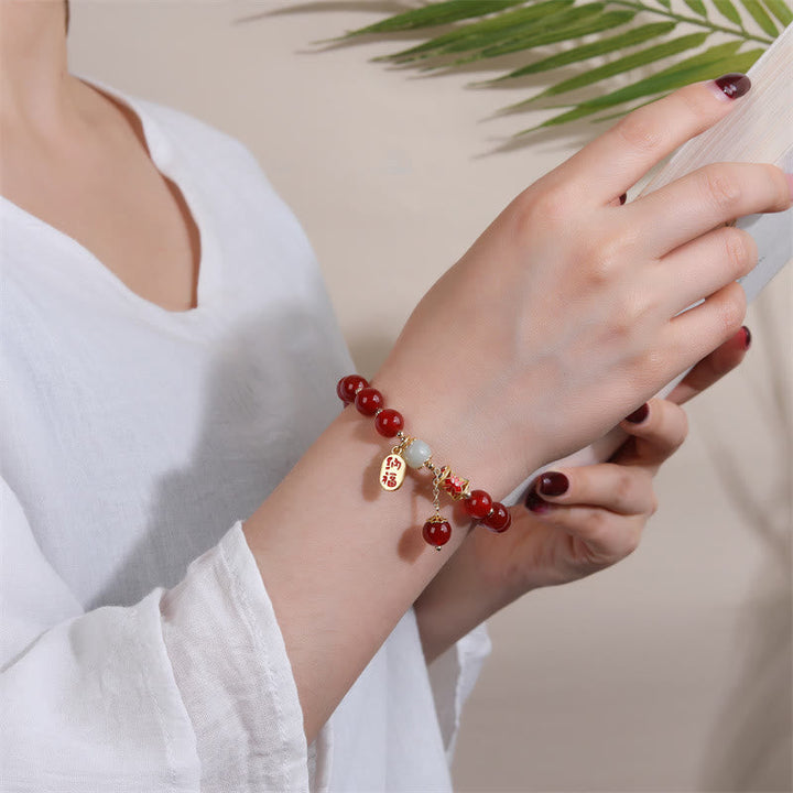 Armband Roter Achat Jade am Handgelenk mit roten Perlen und Charm