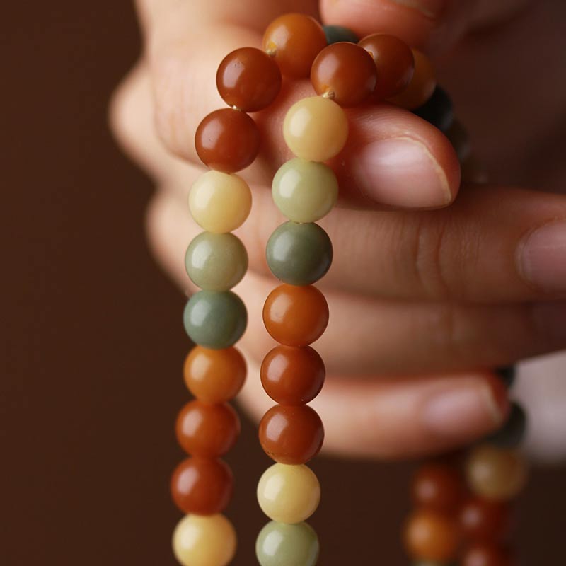 Mala Bodhi – Harmonie Armband in Hand mehrfarbige Naturstein Perlen Detail