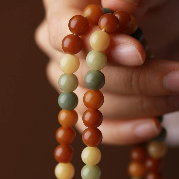 Mala Bodhi – Harmonie Armband in Hand mehrfarbige Naturstein Perlen Detail