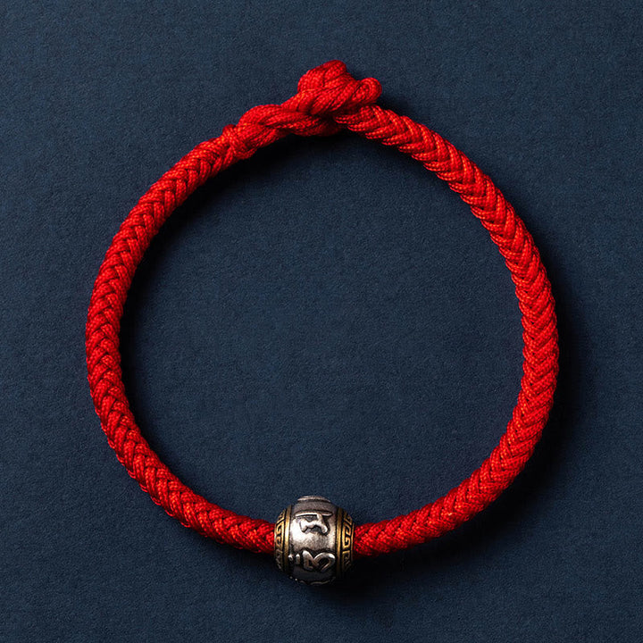 Rotes Seidenkordel Armband mit silbernem Om Mani Padme Hum Perlenanhänger.