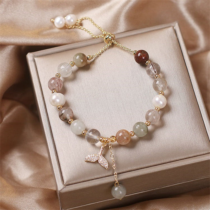 Armband Erdbeerquarz mit Perlen und Blattanhänger elegant präsentiert