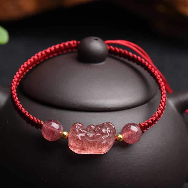 Armband Erdbeerquarz Pixiu rotes Seil elastisch Glück Stein