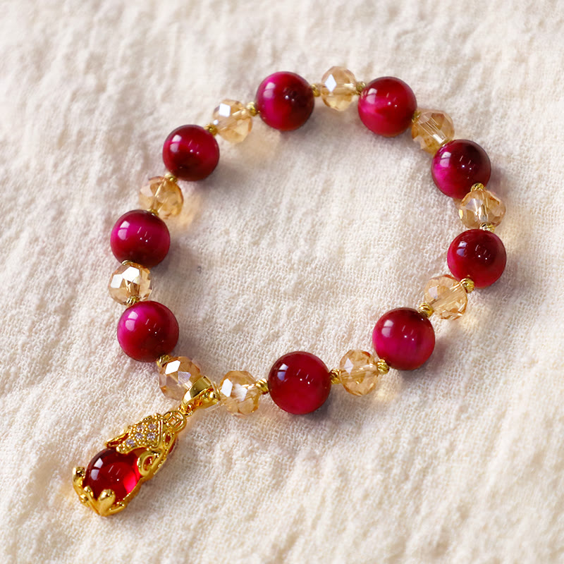 Rotes Pixiu Armband mit goldenen Perlen und Schutzstein Tigerauge elegant.