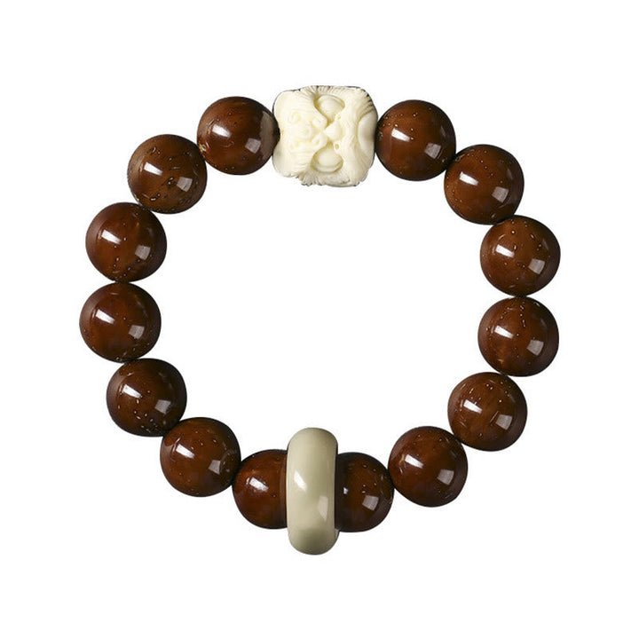 Armband mit braunen Bodhi Samen und cremefarbenen Perlen elastisch.