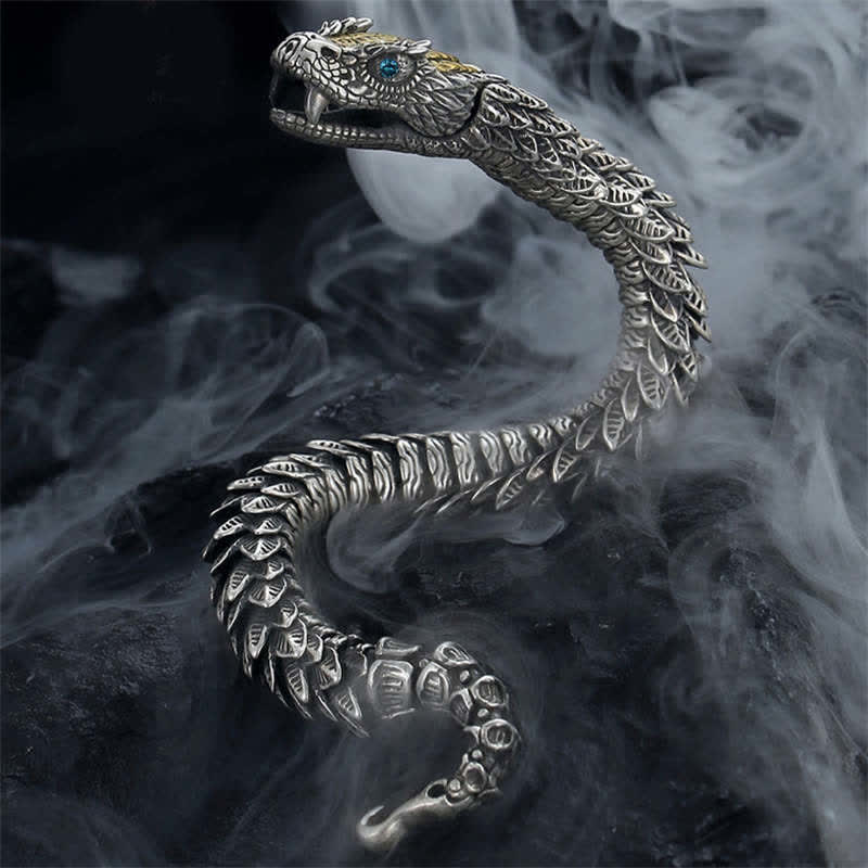 Silbernes Drachen Armband mit blauen Augen mystisch atmosphärisch