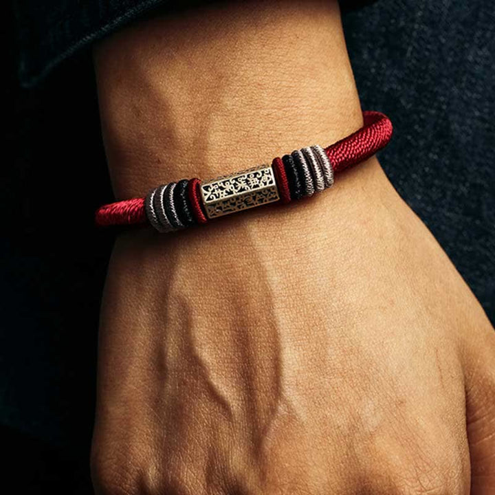 Rotes Armband 925 Silber Om Mani Padme Hum am Handgelenk getragen Nahaufnahme
