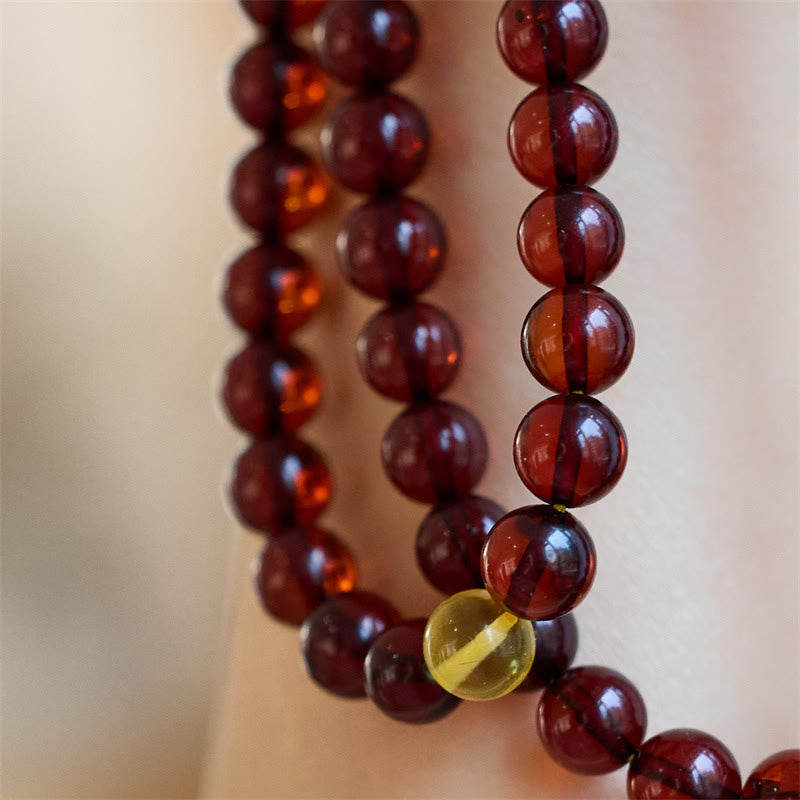 Mala 108 Perlen Amber Energie Armband rotes Naturstein Handgelenk getragen