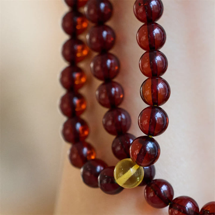 Mala 108 Perlen Amber Energie Armband rotes Naturstein Handgelenk getragen
