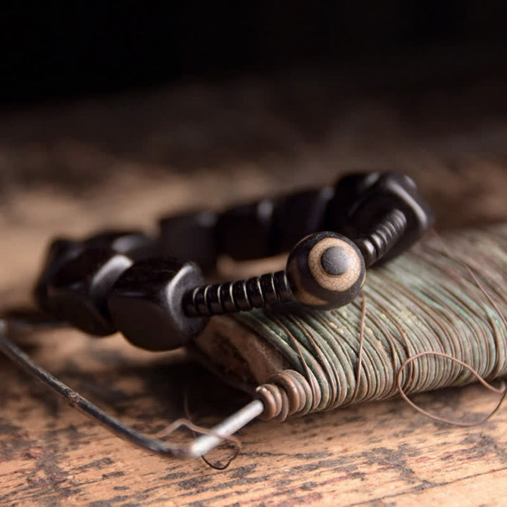 Armband Ebenholz – Stärke mit Metallperlen und Schnur Nahaufnahme
