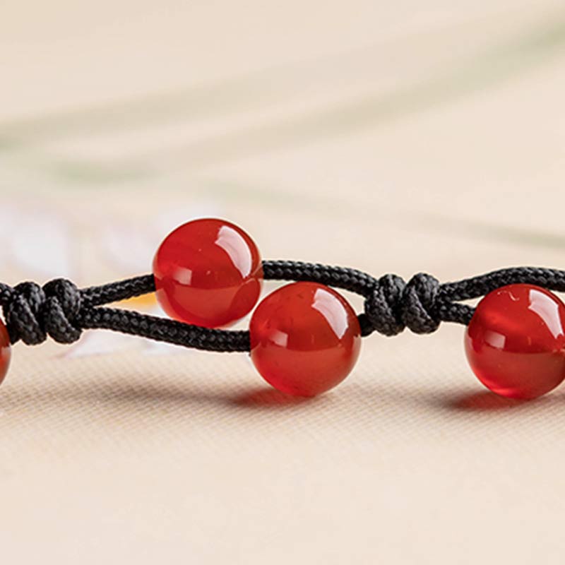 Armband Roter Achat Zinnober mit schwarzem Seil elastisch getragen