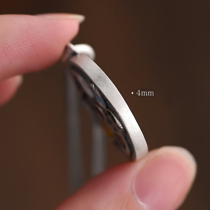 Silber Anhänger 4mm Dicke in Hand gehalten Größenvergleich