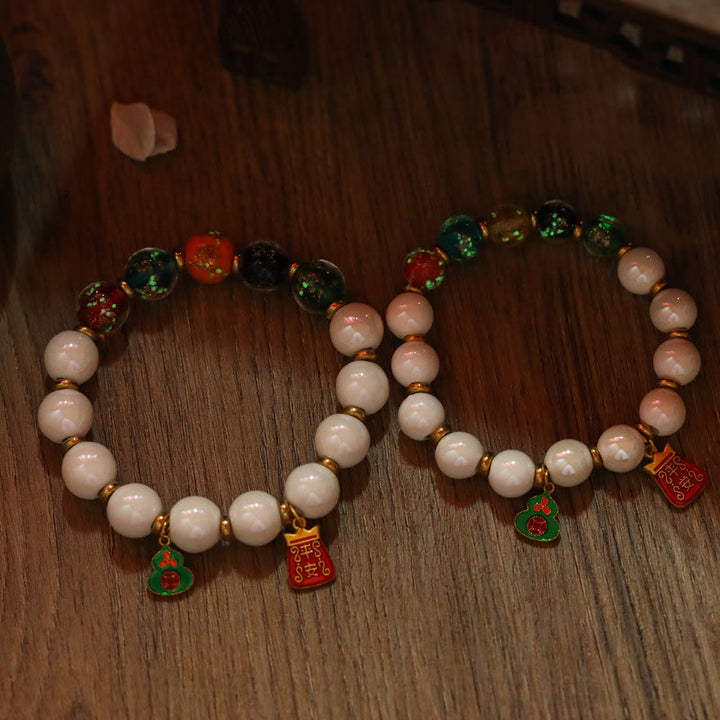 Armband Kupfer – Frieden mit Perlen und Weihnachtscharm auf Holz.