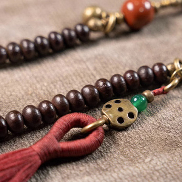Mala 108 Perlen Bodhi – Stärke Armband mit braunen Holzperlen und Quaste.