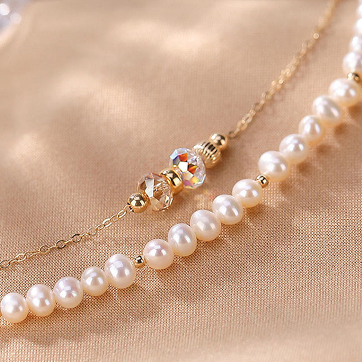 Elegantes Perlenarmband mit Kristallperlen und Silberkette elegant.