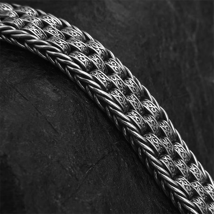 Silbernes Armband mit ornamentalen Mustern am Handgelenk getragen Detail