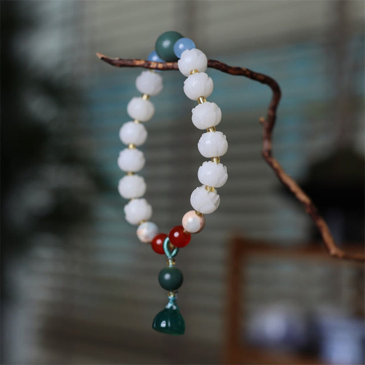 Bodhi Lotus Armband weiße Perlen rote Akzente grüne Steine Harmonie