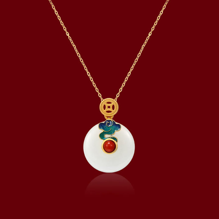 Goldkette mit weißem Jade Anhänger und roten Steinen elegant.