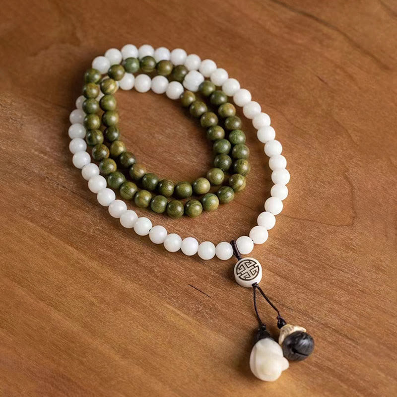 Armband Sandelholz Bodhi – Energie weiße grüne Perlen Anhänger