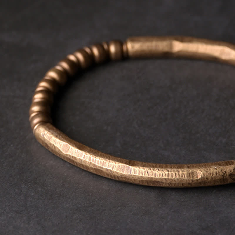 Kupfer Armband mit spiraliger Wicklung auf dunklem Hintergrund elegant.