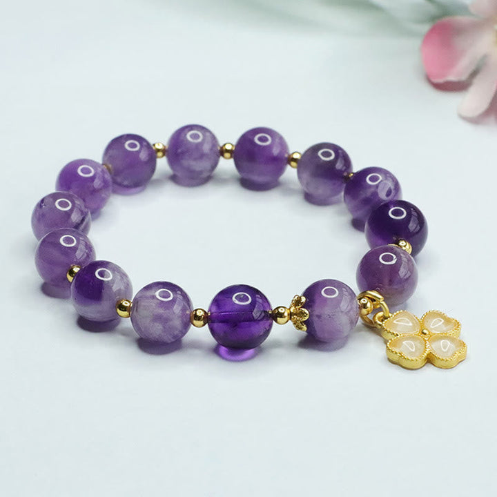 Amethyst Kristall Armband mit goldenem Kleeblatt Charm elastisch.