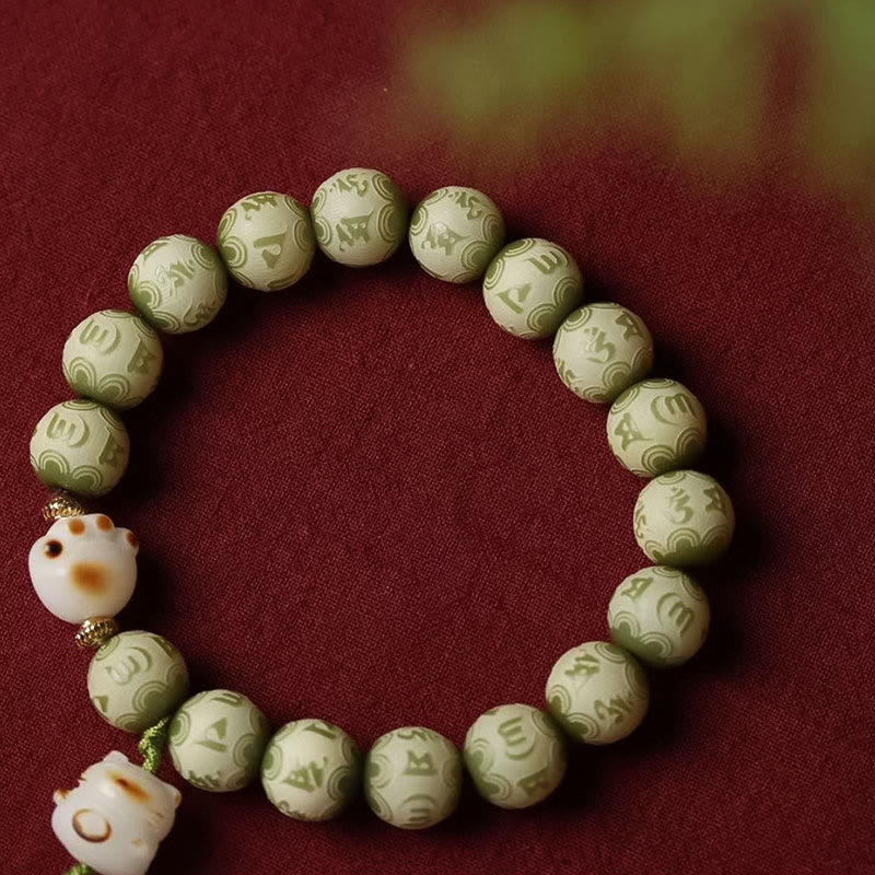 Bodhi Armband mit Om-Symbolen und weißen Perlen elegant.