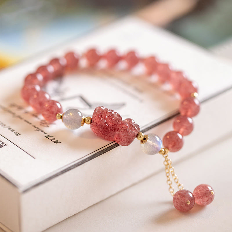 Armband Erdbeerquarz Mondstein Pixiu mit Kettenanhänger elegant präsentiert