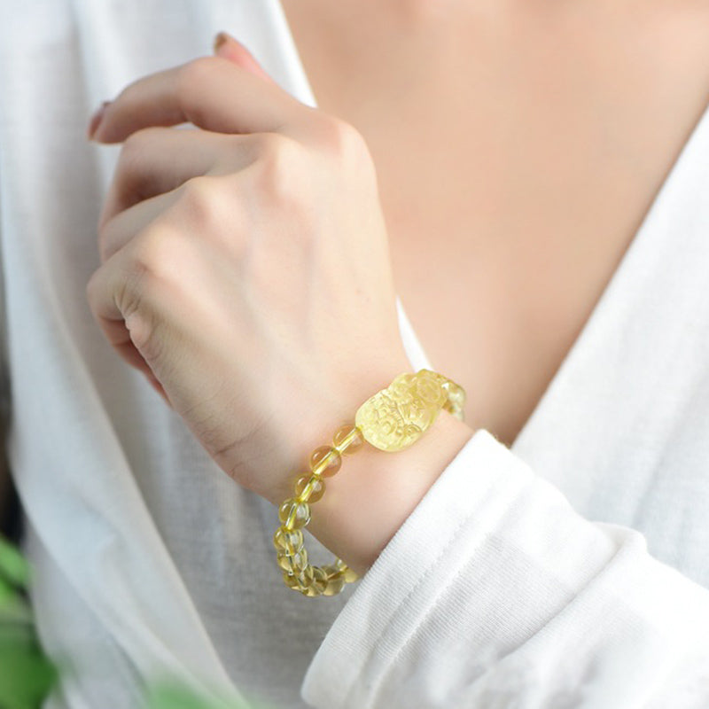 Armband Citrin Pixiu am Handgelenk getragen, gelber Naturstein Wohlstand