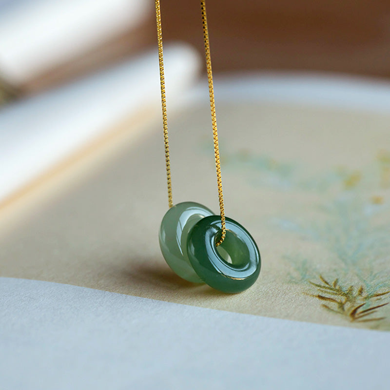 Jade Anhänger grün Glück Wohlstand Heilstein goldene Kette hängend