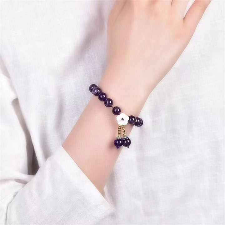 Amethyst Kristall Armband mit weißer Blüte und Kettenhänger elegant.