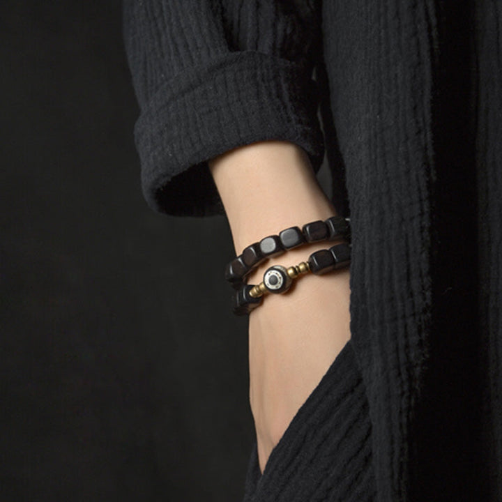 Schwarze Ebenhölzer Armbänder am Handgelenk mit Kupperperlen elegant getragen