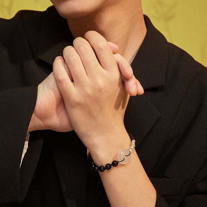 Armband 925 Silber Schwarzer Obsidian am Handgelenk getragen Stärke Frieden